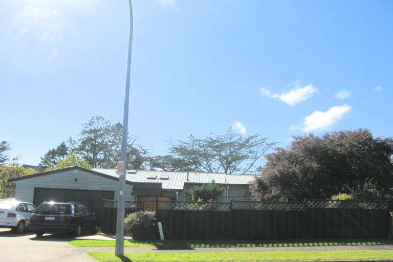 Photo of property in 32 Lochend Place, Highland Park, Auckland, 2010