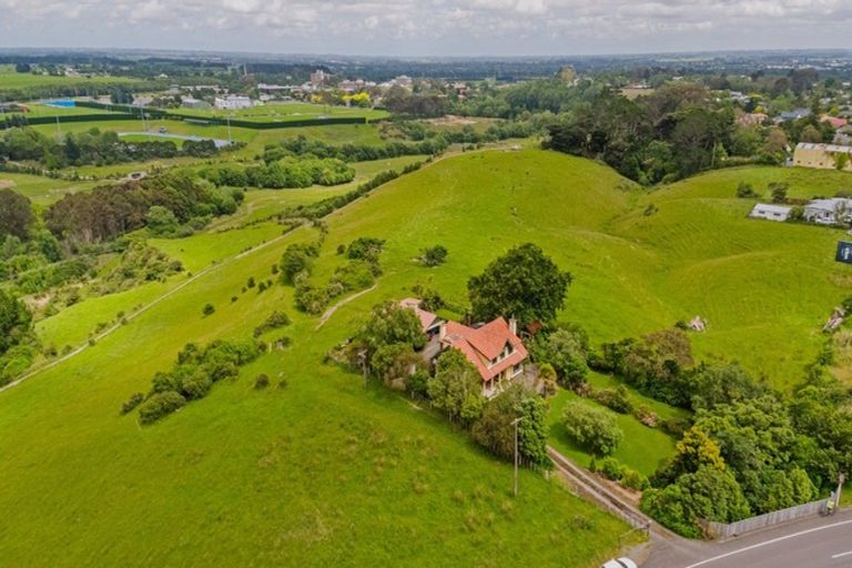 Photo of property in 2 Turitea Road, Fitzherbert, Palmerston North, 4472
