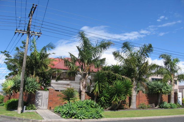 Photo of property in 31 Ridge Road, Waiake, Auckland, 0630