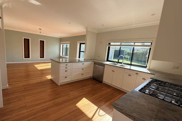 Photo of property in 11 Lake Pupuke Drive, Takapuna, Auckland, 0622