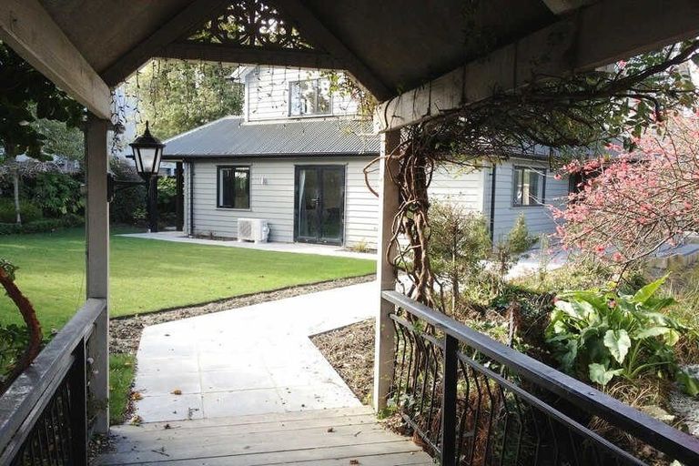 Photo of property in 82 Springfield Road, St Albans, Christchurch, 8014