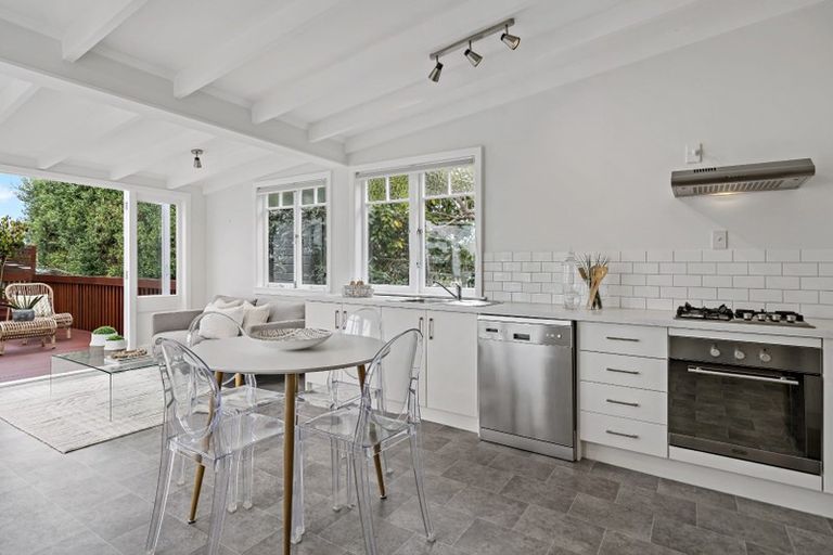 Photo of property in 24 Alberta Street, Point Chevalier, Auckland, 1022
