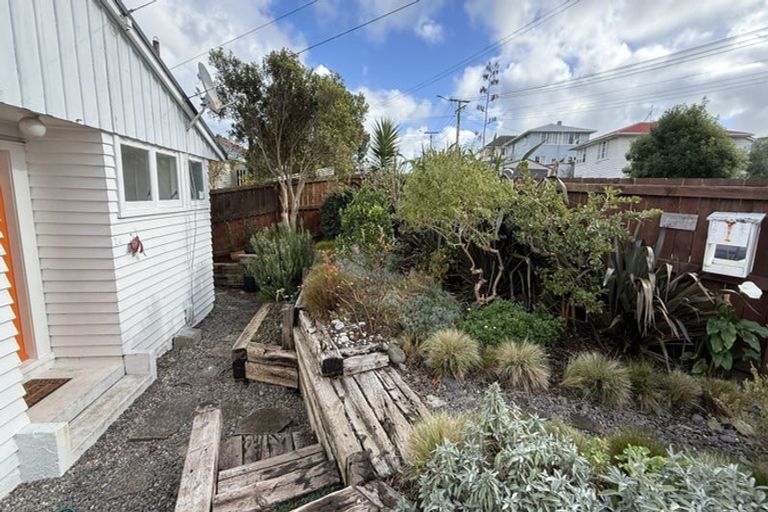 Photo of property in 24 Banks Street, Marfell, New Plymouth, 4310