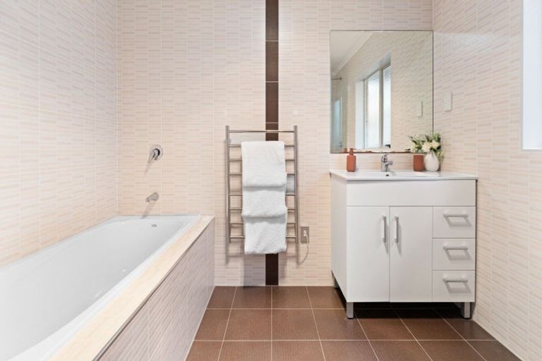 Photo of property in 6 Waynes Place, Pukekohe, 2120