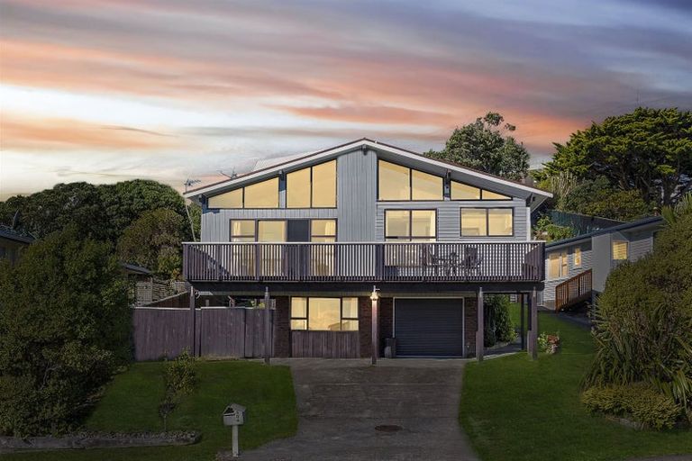 Photo of property in 106 Gloaming Hill, Titahi Bay, Porirua, 5022