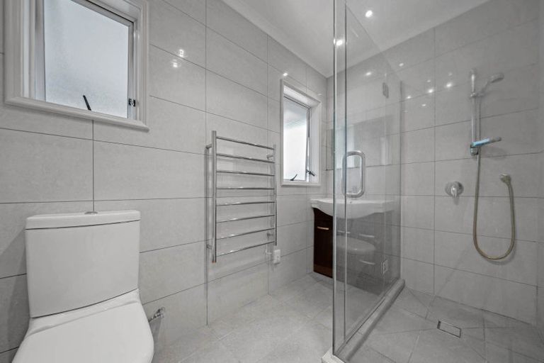 Photo of property in 54 Edgewater Drive, Pakuranga, Auckland, 2010