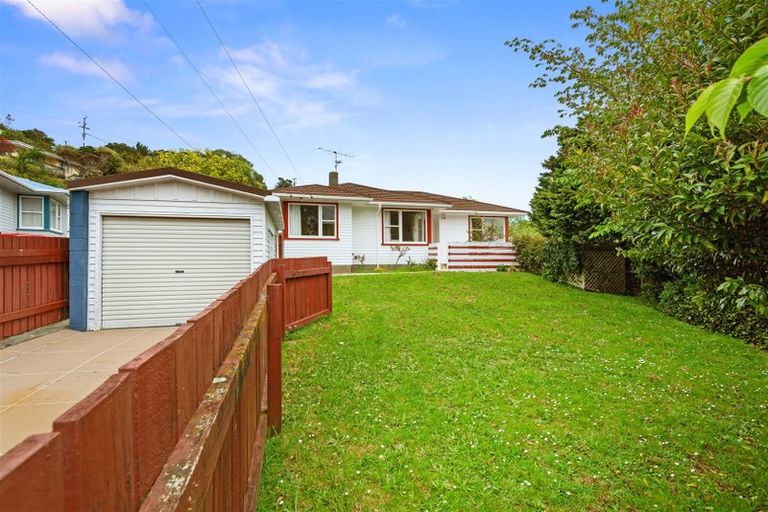 Photo of property in 40 Catherine Crescent, Paparangi, Wellington, 6037