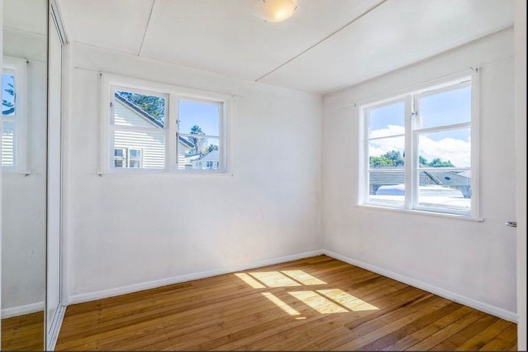 Photo of property in 18 Humphrey Kemp Avenue, Henderson, Auckland, 0612