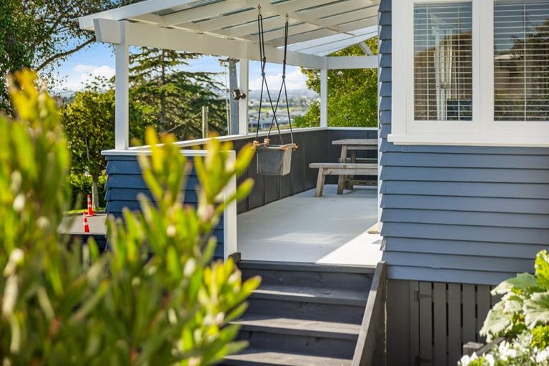 Photo of property in 37 Waimumu Road, Massey, Auckland, 0614