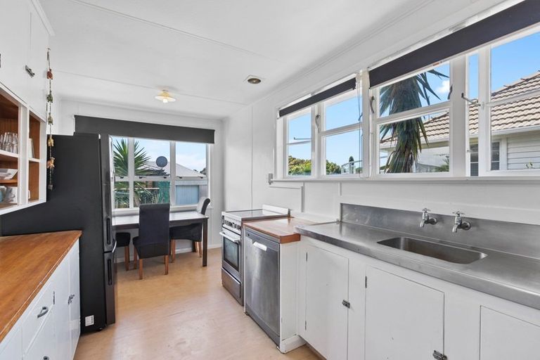 Photo of property in 9 Karaka Street, Merrilands, New Plymouth, 4312