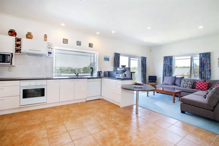 Photo of property in 22 Bluebird Crescent, Unsworth Heights, Auckland, 0632