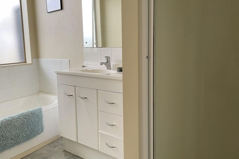 Photo of property in 6a Clearwater Cove, West Harbour, Auckland, 0618