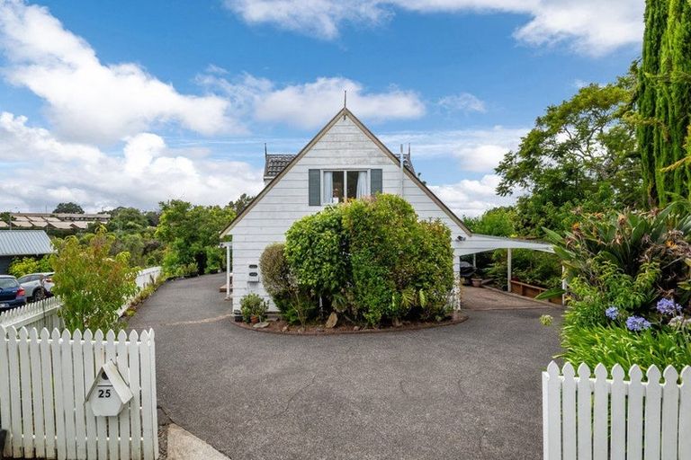 Photo of property in 25 Kitewao Street, Northcote, Auckland, 0627