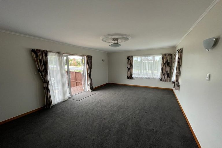Photo of property in 41 Flanshaw Road, Te Atatu South, Auckland, 0610