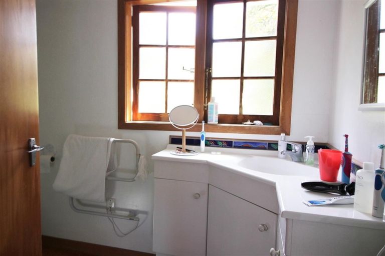 Photo of property in 17 Rimutaka Place, Titirangi, Auckland, 0604