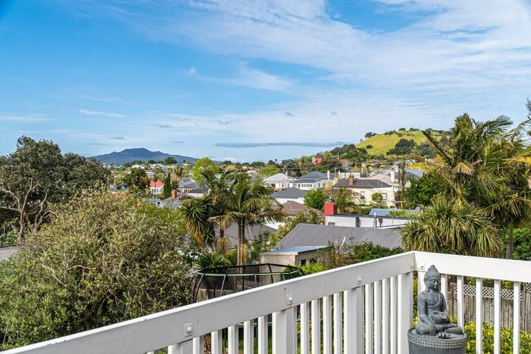 Photo of property in 100 Calliope Road, Stanley Point, Auckland, 0624