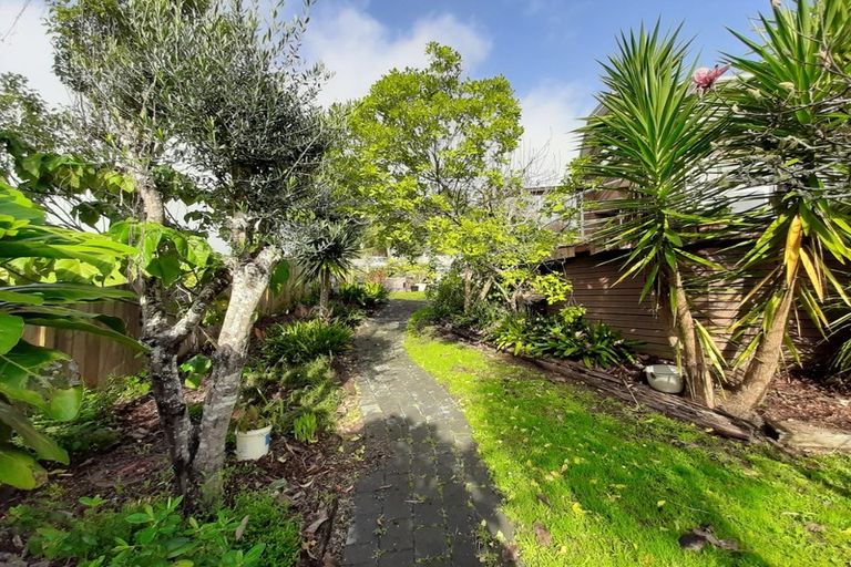 Photo of property in 14 La Roche Place, Northcote, Auckland, 0627