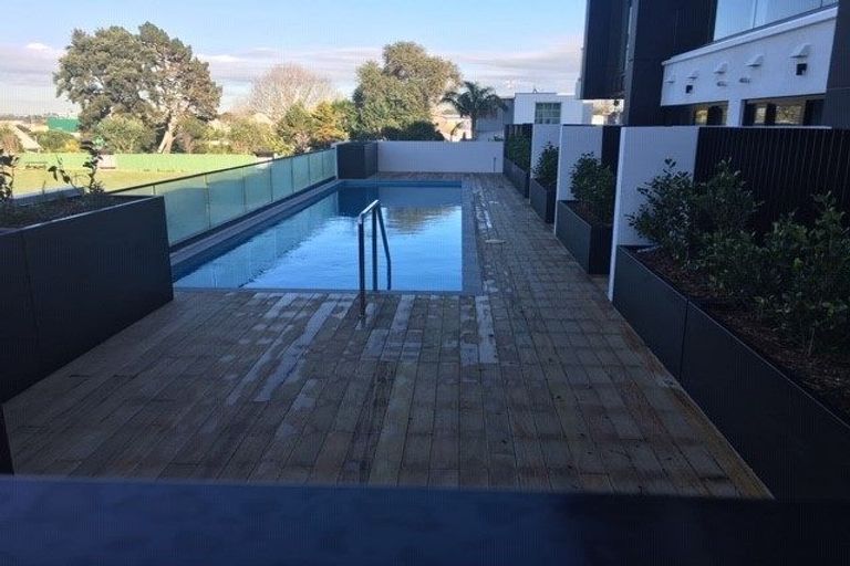 Photo of property in Frank Sargeson Apts, 508/74 Anzac Street, Takapuna, Auckland, 0622