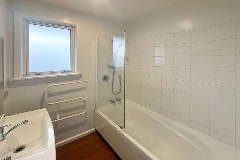 Photo of property in 2/402a Wairakei Road, Burnside, Christchurch, 8053