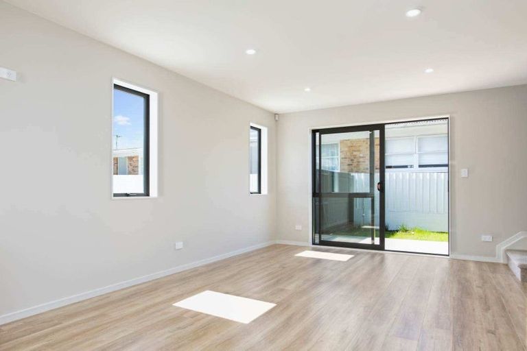 Photo of property in 3/30 West Coast Road, Glen Eden, Auckland, 0602