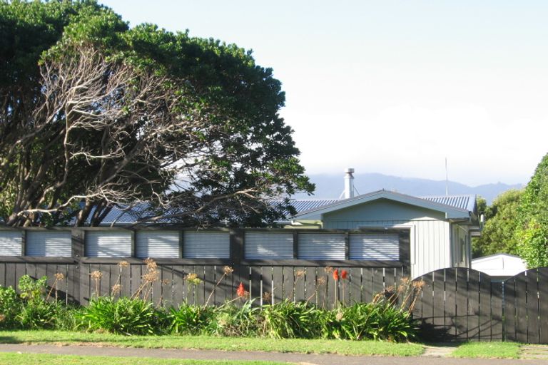 Photo of property in 42 William Street, Waikanae Beach, Waikanae, 5036