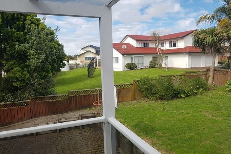 Photo of property in 60 Lagoon Way, West Harbour, Auckland, 0618