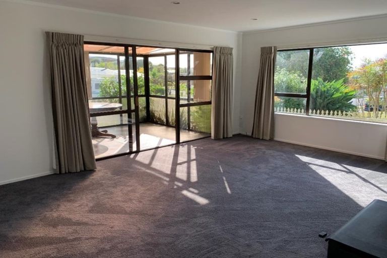 Photo of property in 2/4 Eagle Place, Red Beach, 0932