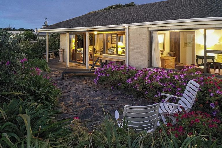 Photo of property in 43 Field Way, Waikanae Beach, Waikanae, 5036