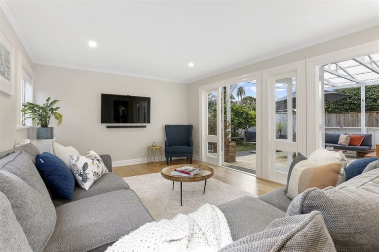 Photo of property in 7 Tui Glen Road, Birkenhead, Auckland, 0626