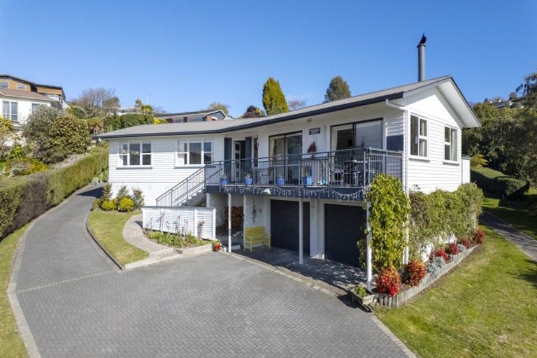 Photo of property in 11 Earle Place, Acacia Bay, Taupo, 3330