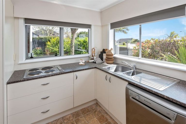 Photo of property in 68 Bradbury Road, Botany Downs, Auckland, 2010