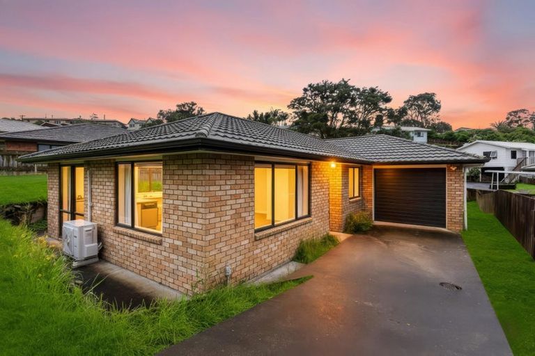 Photo of property in 14 Dovey Place, Massey, Auckland, 0614