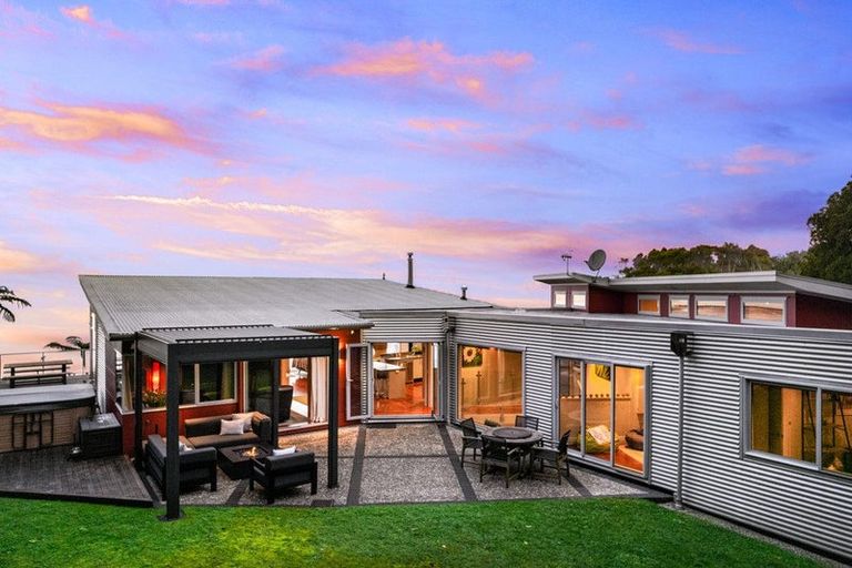 Photo of property in 535 Scenic Drive, Waiatarua, Auckland, 0612