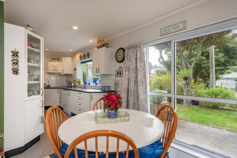 Photo of property in 2 Te Uruhi Grove, Paraparaumu, 5032