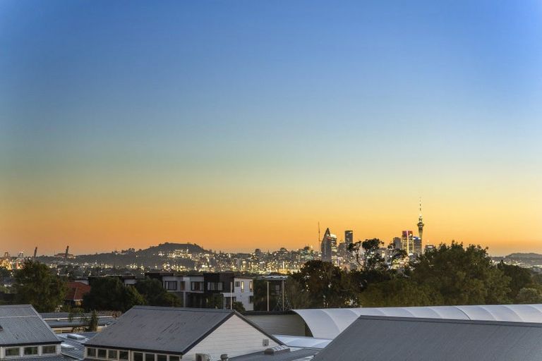 Photo of property in 1a Maleme Avenue, Belmont, Auckland, 0622