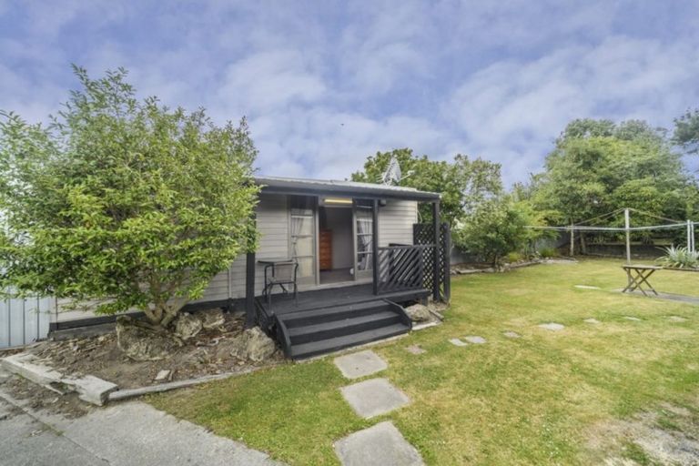 Photo of property in 2 Pukatea Place, Milson, Palmerston North, 4414