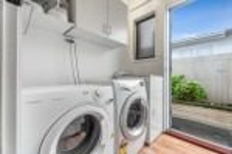 Photo of property in 1/2 Edwards Avenue, Henderson, Auckland, 0610