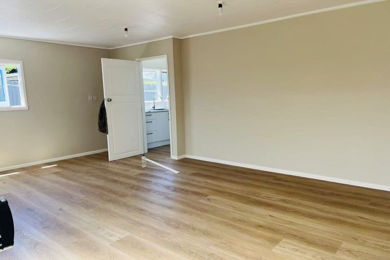 Photo of property in 8 Ranui Station Road, Ranui, Auckland, 0612