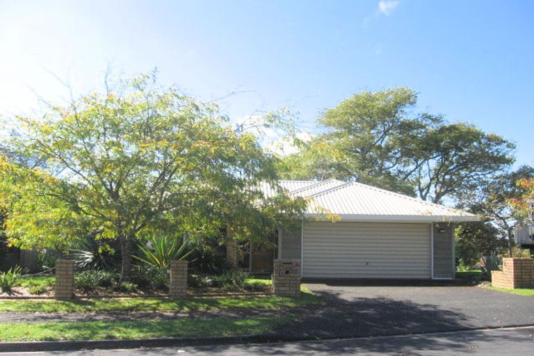 Photo of property in 34 Lochend Place, Highland Park, Auckland, 2010