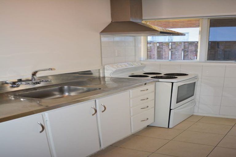 Photo of property in 8/318 Te Atatu Road, Te Atatu South, Auckland, 0610