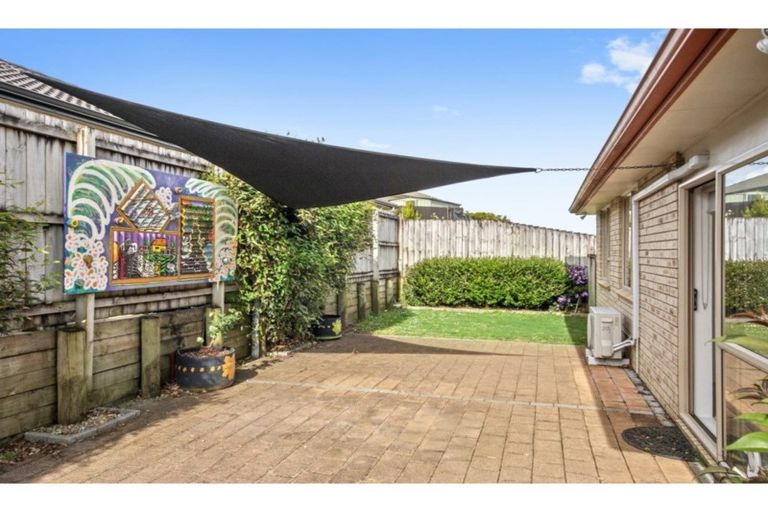 Photo of property in 2 Kathleen Reece Place, Waiuku, 2123