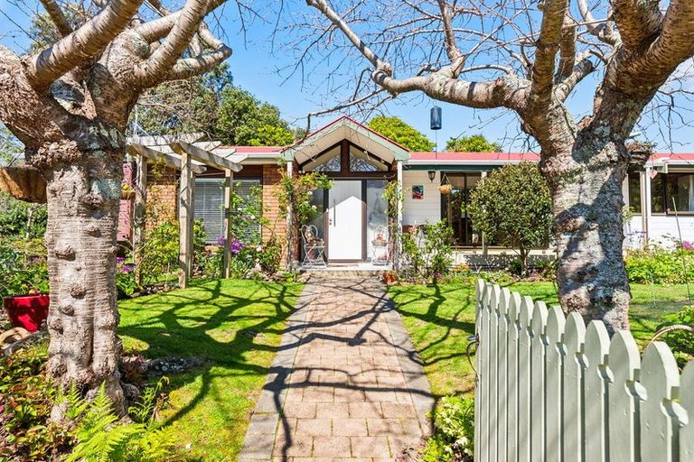 Photo of property in 31 Walton Avenue, Waikanae, 5036