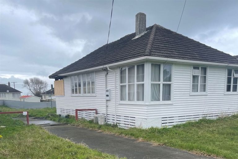 Photo of property in 11 Acourt Street, Hawera, 4610