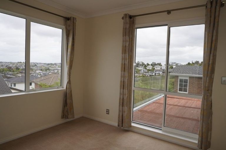 Photo of property in 11 Namsan Close, Fairview Heights, Auckland, 0632