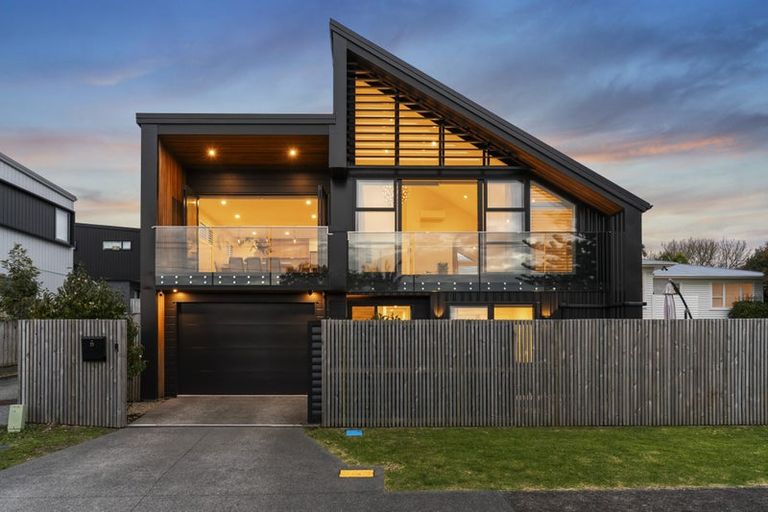 Photo of property in 33 Renata Crescent, Te Atatu Peninsula, Auckland, 0610