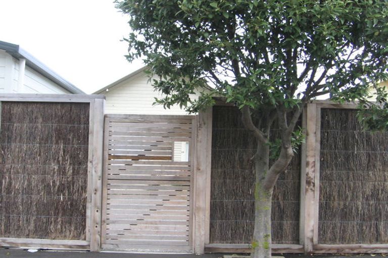 Photo of property in 30-32 Apu Crescent, Lyall Bay, Wellington, 6022