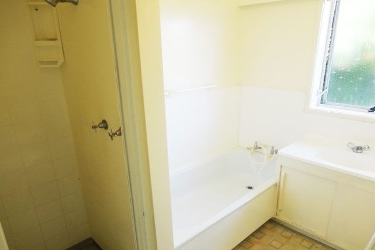 Photo of property in 2/5 Sylvan Crescent, Te Atatu South, Auckland, 0610