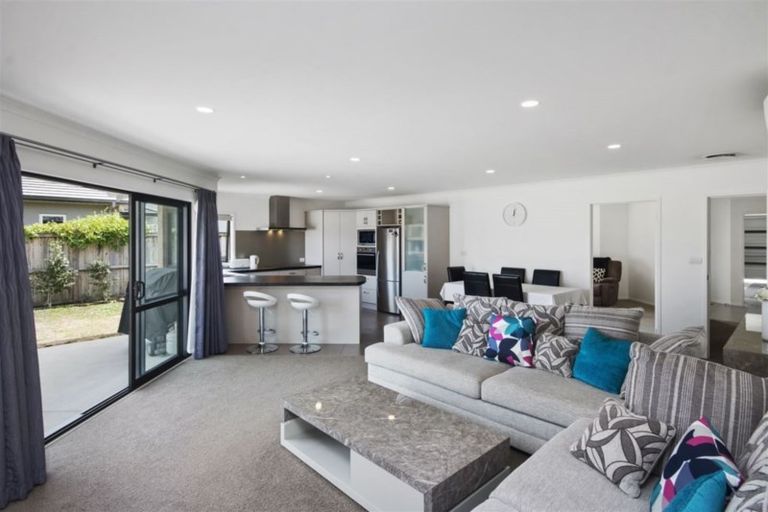 Photo of property in 14 Tongeren Square, Karaka, Papakura, 2113