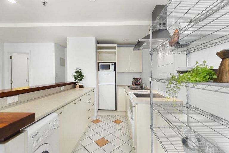 Photo of property in Terrace Heights Apartments, 2a/163 The Terrace, Wellington Central, Wellington, 6011