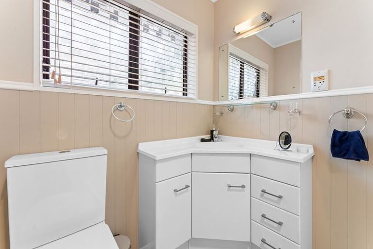 Photo of property in 2/41 Highland Drive, Highland Park, Auckland, 2010